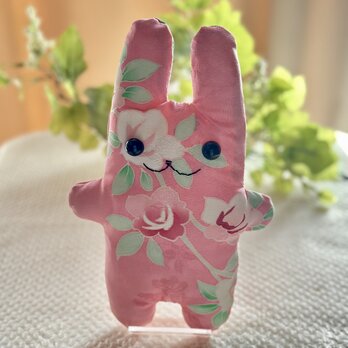 着物リメイク【和柄】ピンクの花柄のうさぎのぬいぐるみ「フニータ」の画像