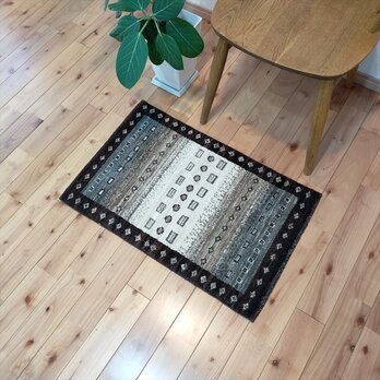 夏は涼しく冬は暖かい天然無染めラグ ガゼニラハット 肌触りが気持ちい　72x46cm　P232の画像