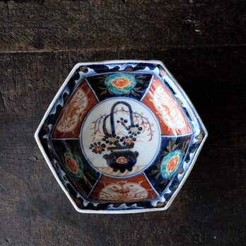 見込みに花籠◆鳥もいる。伊万里　花文染錦金彩六角鉢　骨董・antiques 器　暮らしに　明治期の画像