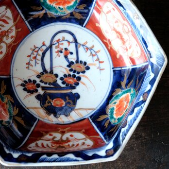 見込みに花籠◆鳥もいる。伊万里　花文染錦金彩六角鉢　骨董・antiques 器　暮らしに　明治期の画像