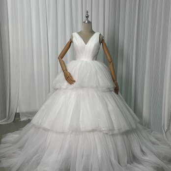 ウェディングドレス キラキラ 柔らかく重ねたチュールスカート Vネック ボリュームドレス 結婚式の画像