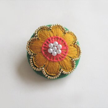 お花模様のビーズ＆刺繍ブローチ（緑×黄色）の画像