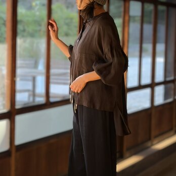 やわらかリネン100％ バンドカラー ギャザースリーブ ブラウス/チョコレートブラウン