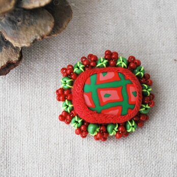 ポリマークレイとガラスビーズの刺繍ブローチの画像