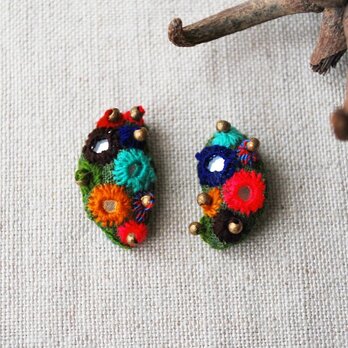 ミラー刺繍のカラフルぽこぽこアシメピアスorイヤリングの画像