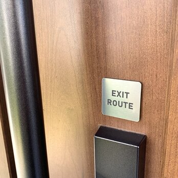【送料無料】EXIT ROUTEサインプレート 非常口 避難誘導 標識プレート出口看板 イグジット 表示板の画像