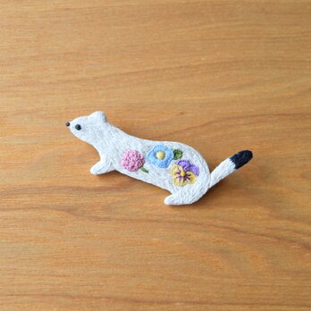 ［受注制作］オコジョの刺繍ブローチの画像