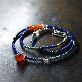 カーネリアンとキングマンターコイズ、ハーキマーダイヤモンド、小さなラピス、カレンシルバーの華奢なネックレス