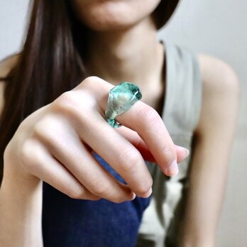 ［洞窟の鉱石］crystal emerald   ガラス リング  clear glass ringの画像