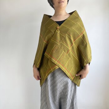 【1点もの】さんかく羽織 ブローチ付き -シルクウール着物地　黄土色にライン （ヴィンテージ） TRH413の画像