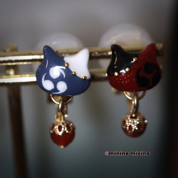 日本紋様 三つ巴紋 手描きアートkitty pierced earringsの画像