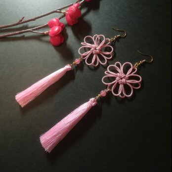 【和風】八重菊結びとタッセルのピアス（イヤリング）（薄ピンク）【チャイナ】【中華風】【成人式】【着物】【浴衣】【袴】【アジアン】の画像