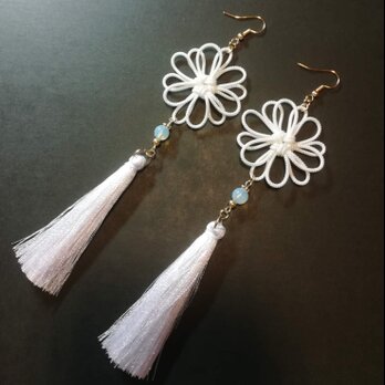 【和風】八重菊結びとタッセルのピアス（イヤリング）（白）【チャイナ】【中華風】【成人式】【着物】【浴衣】【袴】【アジアン】のコの画像