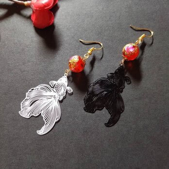 【和風】ガラス玉と金魚のピアス（イヤリング）（色オーダー可）【成人式】【着物】【浴衣】【袴】【和ゴス】【和ロリ】の画像