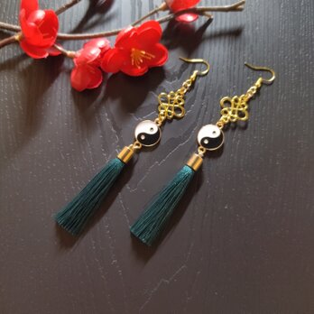 陰陽とタッセルのピアス（イヤリング）（深緑）【中華風】【チャイナ】【華ロリ】【和風】【インヤン】の画像