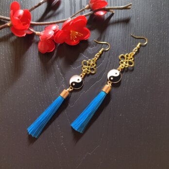 陰陽とタッセルのピアス（イヤリング）（薄青）【中華風】【チャイナ】【華ロリ】【和風】【インヤン】の画像