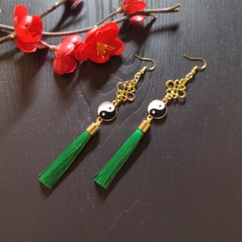 陰陽とタッセルのピアス（イヤリング）（紺）【中華風】【チャイナ】【華ロリ】【和風】【インヤン】の画像