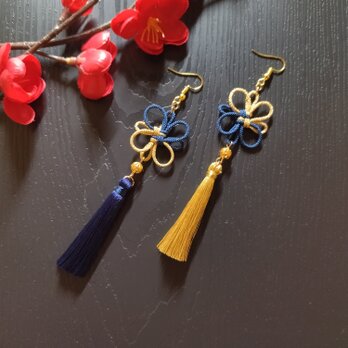 【和風】吉祥結びとタッセルのピアス（イヤリング）（ゴールド×紺）【着物】【浴衣】【袴】【中華風】【チャイナ】の画像