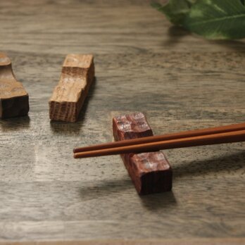 手彫りの箸置き　3個セット　木の種類いろいろ　の画像