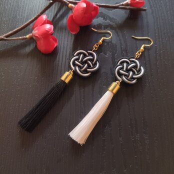 梅結びとタッセルのピアス（イヤリング）（色オーダー可）【和装】【和風】【着物】【浴衣】【和装】の画像