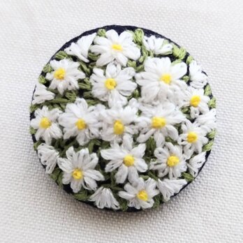 白い小花の刺繍ブローチの画像