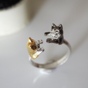 向かい合う2匹の猫リング(眠り茶白猫と首をかしげるハチワレ猫)の画像