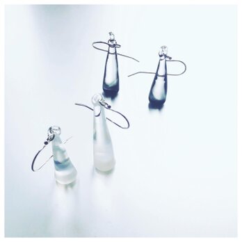 Moon drop shaped Earringの画像