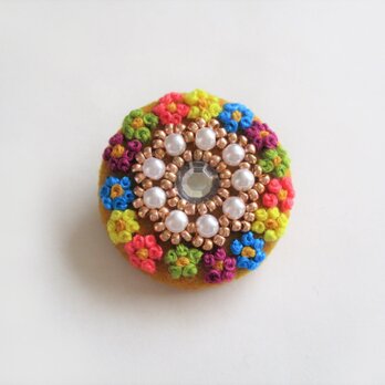 ビジューとパールの小花模様刺繍ブローチ（黄色）の画像