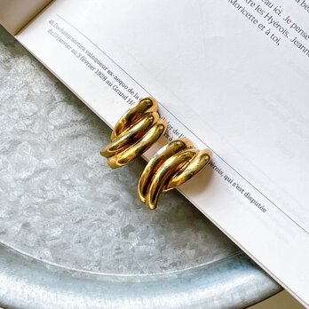 Y1016-ヴィンテージイヤリング U.S.A. Gold-tone three-half hoop clip earringsの画像