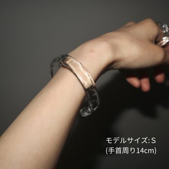 氷のガラスバングル[もれなくガラスのイヤーカフをプレゼント]の画像