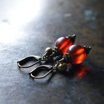 赤色丸いアンティークボヘミアビーズと民族鈴のピアス