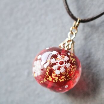 ＊期間限定SALE＊クリスマスペンダント「オーナメントモチーフ」雪の結晶(金赤）の画像