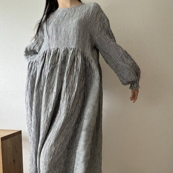 ストライプリネンのワンピースの画像