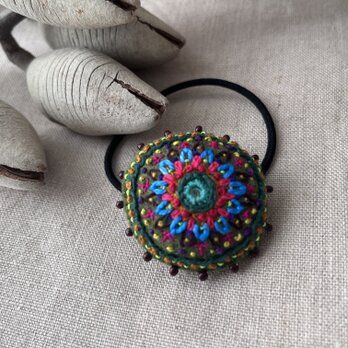 ミラー刺繍とぷつぷつ粒ビーズの丸いヘアゴムの画像
