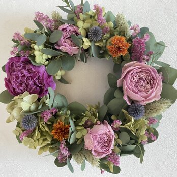 ピンクの芍薬とベニバナのリース