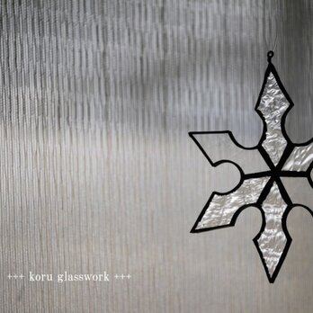 ステンドグラス　雪の結晶のサンキャッチャーの画像
