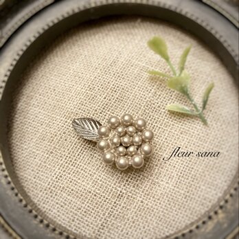 flower motif  シルキーパールとメタルチャームのブローチ  beige・silverの画像