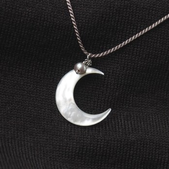 Crescent Moon Pendant（シェル×淡水パール）の画像