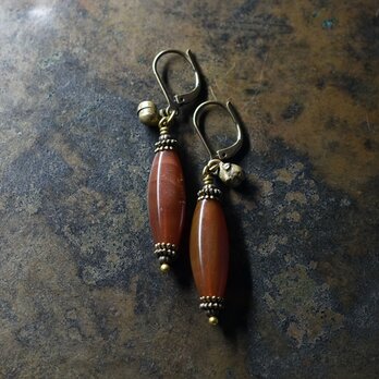 枯葉色アンティークボヘミアビーズと民族鈴のピアス
