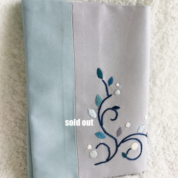 リーフ刺繍のブックカバー（単行本・ハードカバーサイズ）・スモーキーブルー