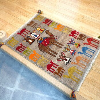 春入荷】ペルシャ絨毯　シラーズ　ギャッベ　アマレバフト　88x60cm　ラクダ　グレー　PS4663Gの画像