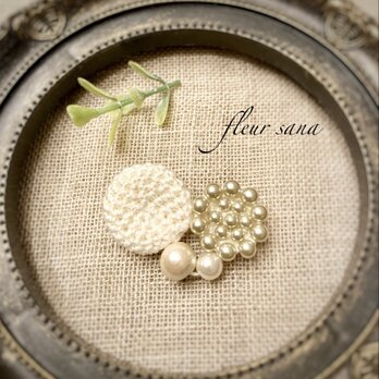 unique motif  シルキーパールとクロッシェのブローチ〈heart〉white・champagneの画像