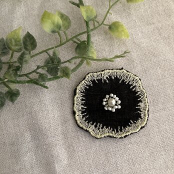 ★ ☆ ＊ ＊ハンドメイドミナペルホンjelly flower ✳︎ ブローチ黒ブローチパールビーズの画像