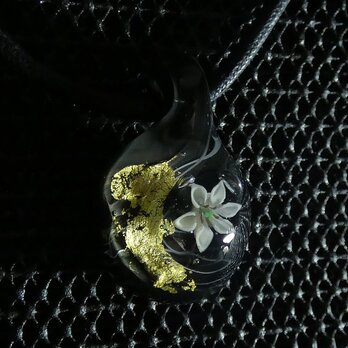 ゆり一輪、純金箔（ガラス、とんぼ玉、百合、金箔、一点物、伝統工芸、ネックレス）の画像