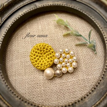 unique motif  シルキーパールとクロッシェのブローチ〈heart〉 mustard yellowの画像