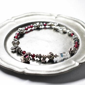 シルバー装飾ガーネットとお花インドシルバー、ハーキマーダイヤモンド、ロンドンブルートパーズ、カレンシルバー、ガーネットのブレス