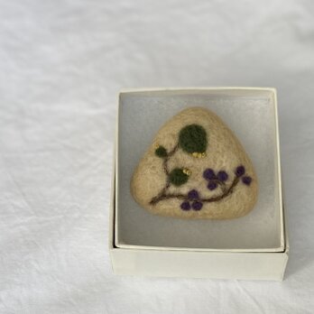 どんぐり染めの刺繍ブローチ/ つなぐの画像