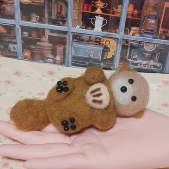 お手手にすっぽり小さなラッコ　　羊毛の画像