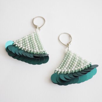 『Beadspan triangle』（グリーン）ピアスの画像