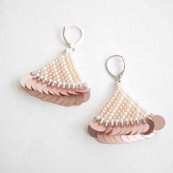 『Beadspan triangle』（くすみピンク）ピアスの画像